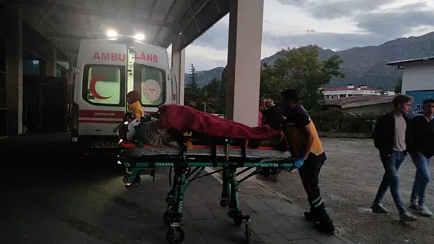 Konya'da otomobil bariyerlere çarptı!