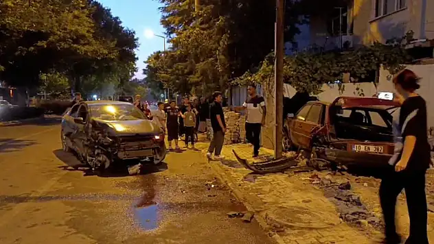 Konya'da otomobil bisikletli çocuğa çarpmamak için araca çarptı