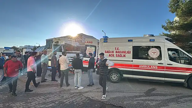 Konya'da otomobil ile 2 TIR çarpıştı: Sürücü araçta sıkıştı