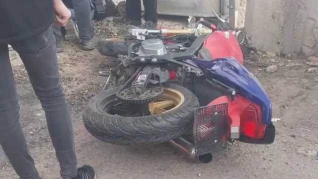 Konya'da otomobil ile çarpışan motosikletli hastaneye kaldırıldı