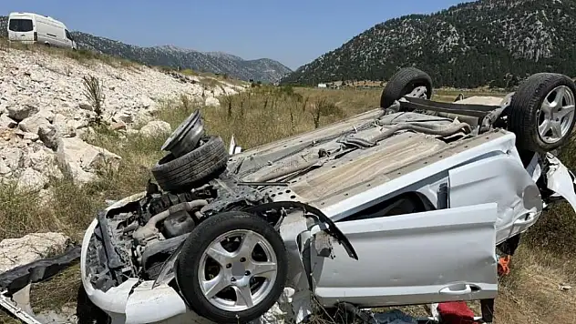 Konya'da otomobil şarampole devrildi!