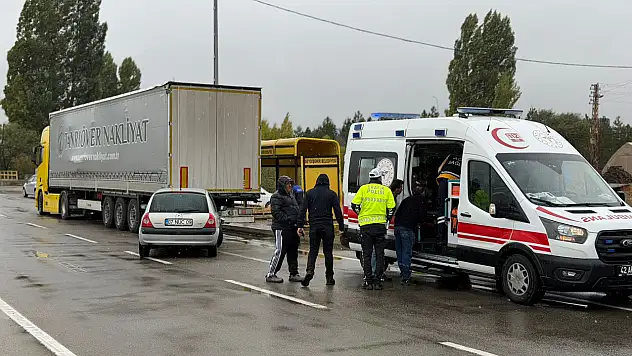 Konya'da otomobil TIR'ın dorsesine çarptı: Yaralılar var!