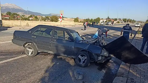 Konya'da otomobiller çarpıştı: Tofaş sürücüsü hastaneye kaldırıldı