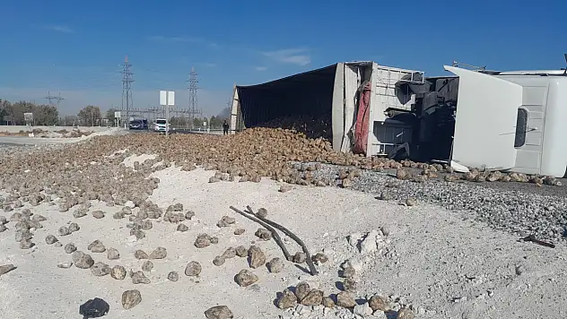 Konya'da pancar yüklü TIR devrildi! Sürücü hastaneye kaldırıldı