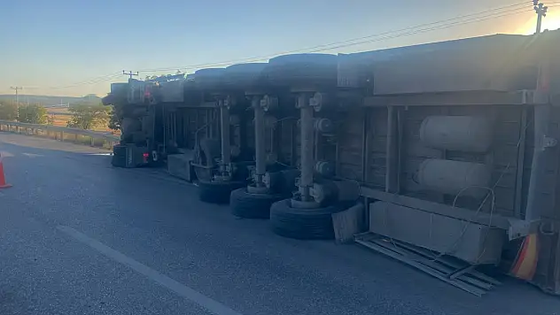 Konya'da pancar yüklü TIR devrildi: Sürücü ölümden döndü!