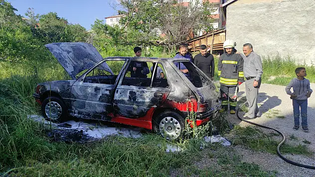Konya'da park halindeki otomobil yandı