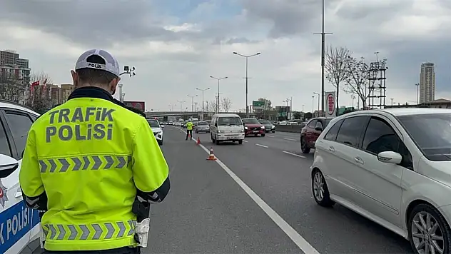 Konya'da plakasız motosikletli dehşeti: Trafik polisine çarpıp kaçtı