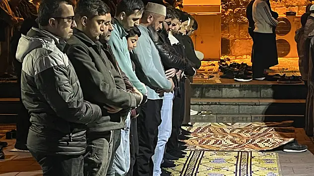 Konya'da Ramazan başladı! İlk teravihte camiler dolup taştı