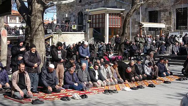 Konya'da Ramazan coşkusu: İlk Cuma'da camiler doldu taştı