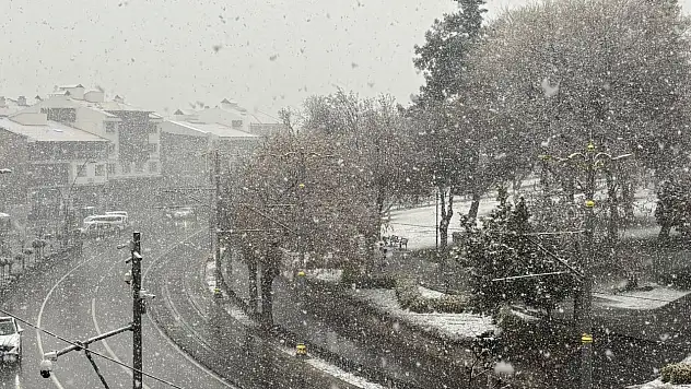 Konya'da Ramazan'ın 7'nci gününde kar yağıyor