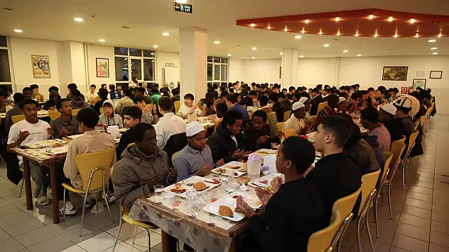 Konya'da Ramazan sofrasında 58 ülkeden kardeşlik buluşması
