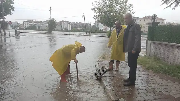Konya'da sağanak yağış sonrası yollar gölete döndü