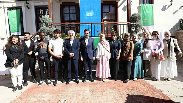 Konya'da sanat ve kültür rüzgarı: 25 ülkeden öğrenciler eserlerini tanıttı