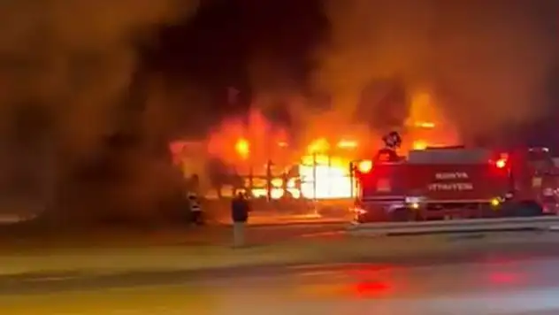 Konya'da sanayi sitesinde yangın! 6 iş yeri hasar gördü