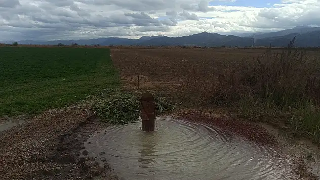 Konya'da şaşkına çeviren olay! Yerin altından su fışkırıyor