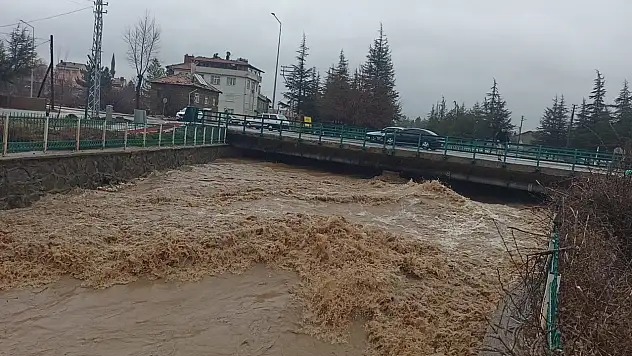 Konya'da sel alarmı: Dere yatakları ve tarım arazileri sular altında kaldı