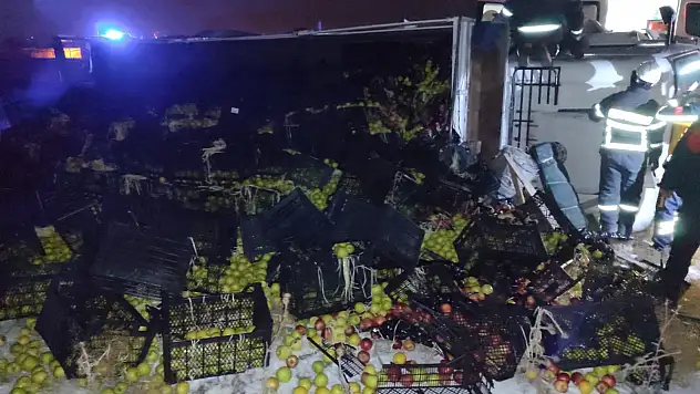 Konya'da seyir halinde olan tır devrildi!