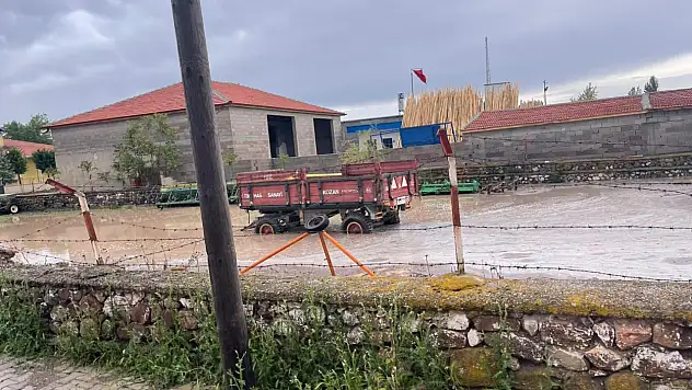 Konya'da şiddetli yağış! İş yerlerini su bastı