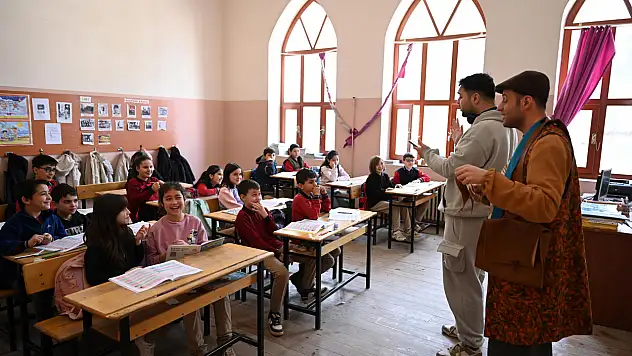 Konya'da sınıflar sahneye dönüşüyor: 165 bin öğrenciye ulaşacak