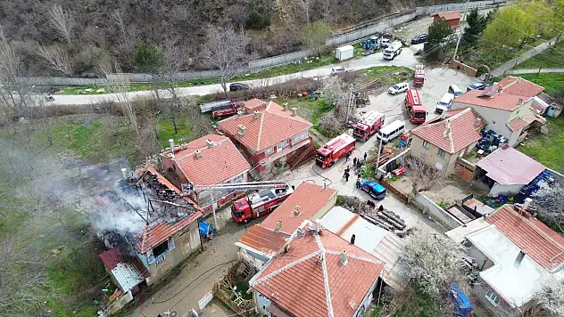 Konya'da sobadan çıkan yangın evi harabeye çevirdi