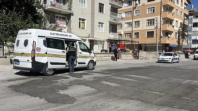 Konya'da sokak ortasında dehşet! Kanlar içinde kendini apartmana attı