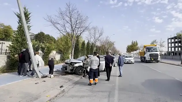 Konya'da sollama felakete dönüştü! Otomobil önce kamyona sonra direğe çarptı