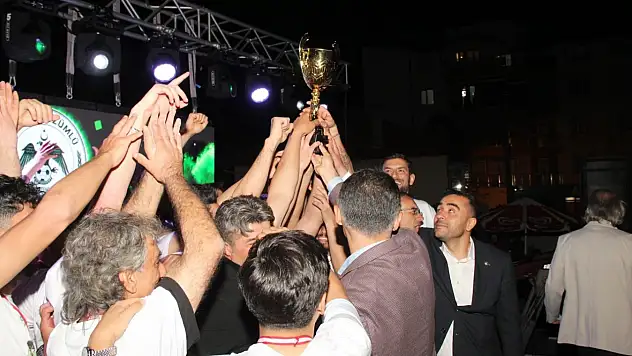 Konya'da taraftarla omuz omuza şampiyonluk kutladılar