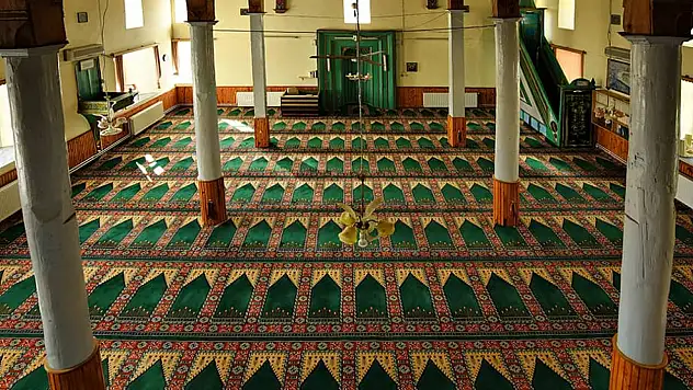 Konya'da tarih ve huzurun buluştuğu camii: Renkleriyle büyülüyor!