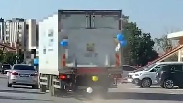 Konya'da tehlikeli anlar: Balonlu kamyon kaldırıma çıktı!