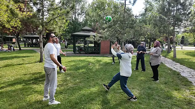 Konya'da termometre yükseldi, parklar doldu
