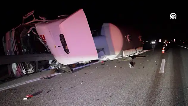 Konya'da tır devrildi: 1 ölü