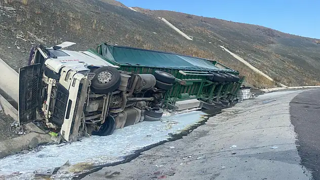 Konya'da TIR devrildi: Sürücü ağır yaralandı!