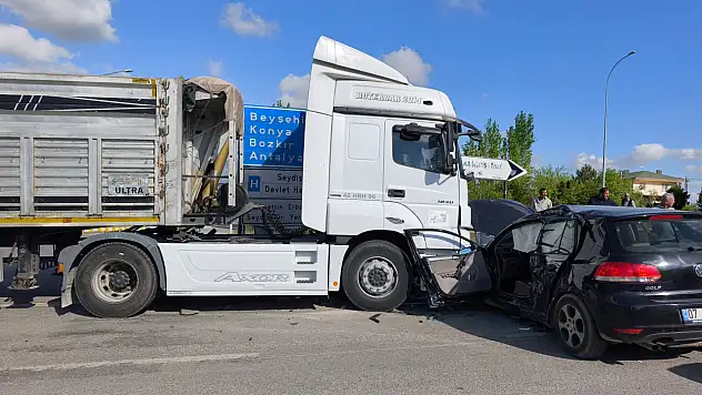 Konya'da TIR ile otomobil çarpıştı: Yaralı var