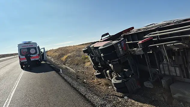 Konya'da TIR kontrolden çıktı: 1 yaralı!