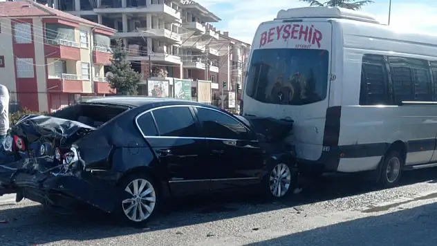 Konya'da TIR, otomobil ve minibüs zincirleme kazaya karıştı: Yaralılar var!