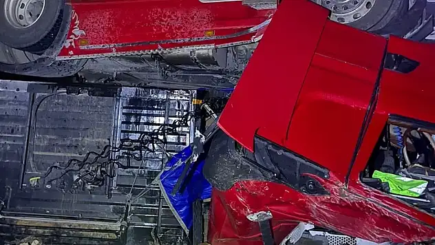 Konya'da tır şarampole devrildi