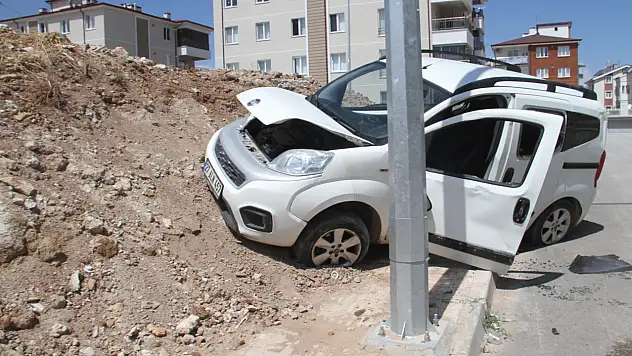 Konya'da toprak yığınına çarpan araçta bulunan 2 kişi yaralandı!