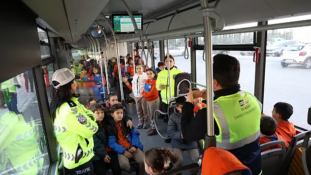 Konya'da trafik kültürüne yeni dokunuş: 'Nezaket otobüsü' öğrencilerle buluşuyor