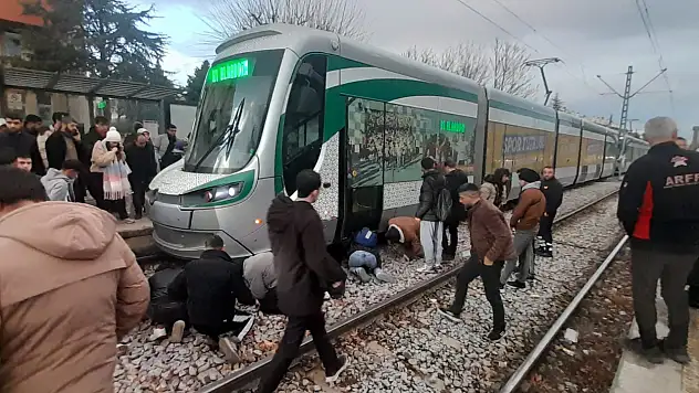 Konya'da tramvay seferleri acil durduruldu! 1 kişinin tramvay altında kaldı