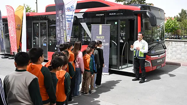 Konya'da Türkiye gündemine yer edinecek olay: Nezaket otobüsü 2 bin 500 öğrenciye ulaştı