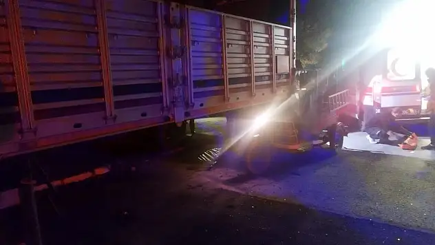 Konya'da üç tekerlekli motosiklet park halindeki yarı römorka çarptı: Sürücünün durumu ağır