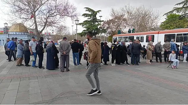 Konya'da ucuzluk kuyruğuna yenisi eklendi: Ucuza simit metlerce kuyruk oluşturuyor!