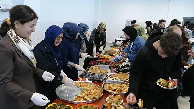 Konya'da üniversite öğrencilerine 'anne eli' değdi