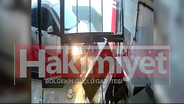 Konya'da uyuya kaldığı iddia edilen sürücü dükkana daldı: Faciadan dönülen anlara ait görüntüler ortaya çıktı!