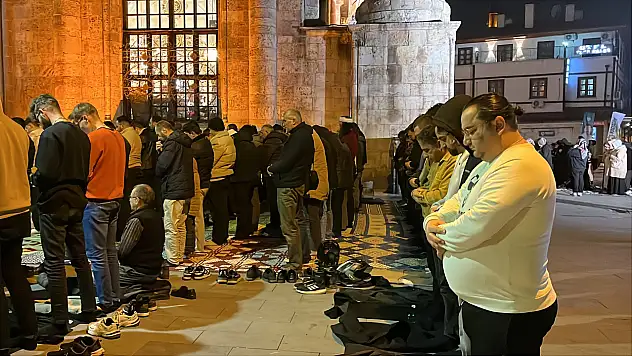 Konya'da vatandaşlar mübarek günde camilere akın etti!