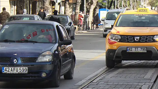 Konya'da yabancılar biniyor, yerliler yürüyor!