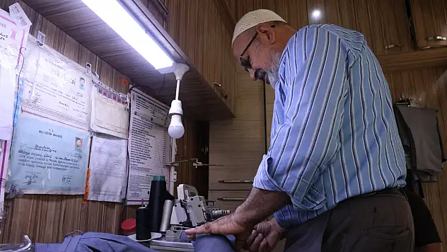 Konya'da yarım asırlık terzi Mehmet Ali Bolat kumaşları tedavi ediyor