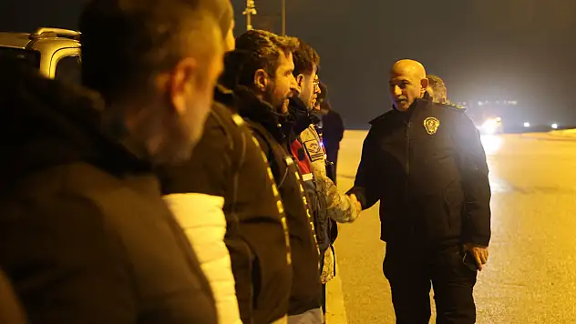 Konya'da yeni yıl denetimi: Protokolden sürücülere çikolatalı kutlama