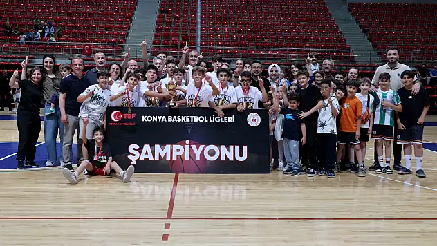 Konya'da yenilgi yüzü görmeyen takım şampiyonluk kupasının sahibi oldu