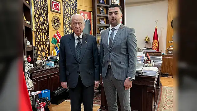 Konya'da yılın genç iş insanı seçilen Alperen Sezer, MHP'den aday adayı oldu